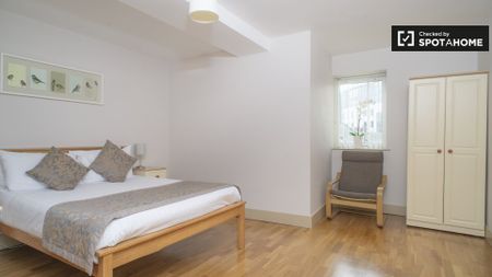 3-bedroom apartment for rent in Docklands South, Dublin - Photo 2
