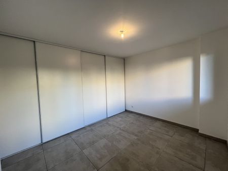 Location Appartement 2 pièces 50m² HYERES 83400 - Photo 3