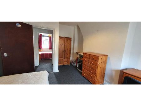 3 bedroom flat to rent - Photo 3