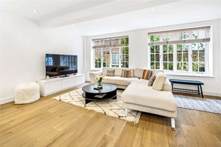 An impressive refurbished mews house with a private terrace and parking. - Photo 3