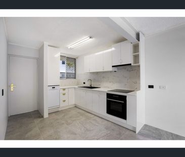 2/33 Darrambal Street, Surfers Paradise, Qld 4217 - Photo 6