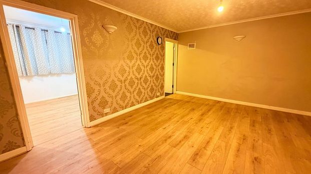 4 bedroom end of terrace house to rent - Photo 1