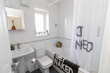 2 Bedroom House - Semi-Detached - Photo 2