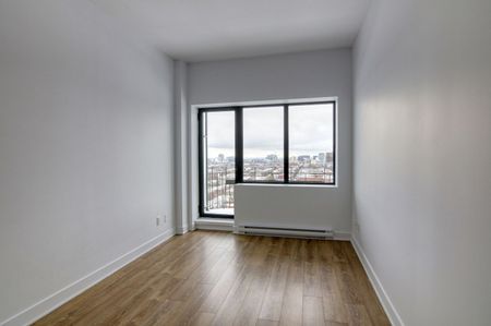 30 Saint Joseph Boulevard Est - Photo 2