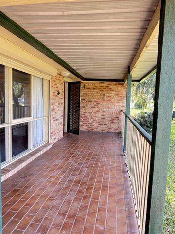 Fresh, Bright & Spacious � Perfect Family Living in Doonside! - Photo 4