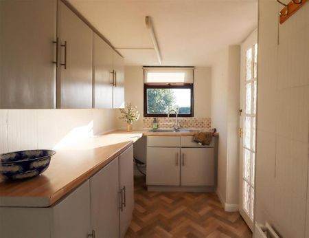 3 bedroom semi-detached house to rent - Photo 5