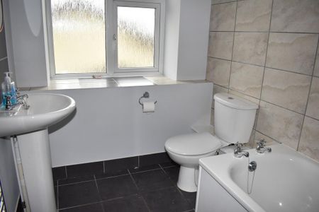3 bedroom apartment to rent - Photo 4