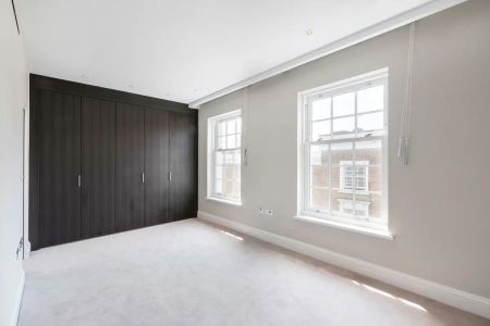 3 bedroom flat in London - Photo 2