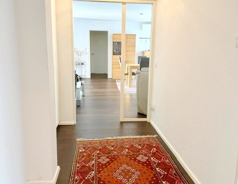 Sehr hochwertig ausgestattete 4-Zimmer-Stadtwohnung mit Aufzug, Einbauküche, 2 Balkonen und Garage - Photo 1