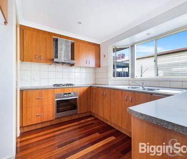 PRIVATE & CONVENIENT VILLA LIVING - Photo 2