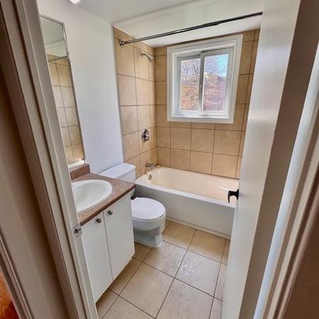 SUPERBE 4 1/2 RDC - rénové avec goût! Gym + piscines, 15 mars ou avril - Photo 4