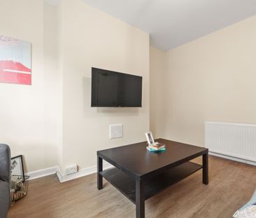24 Hessle Mount, Hyde Park, Leeds, LS6 1EP - Photo 2