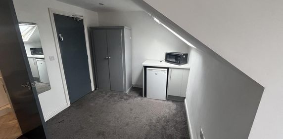 1 bedroom in a house share to rent - Photo 2