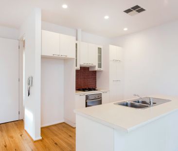 Modern 3 bedroom home, offering spacious and low maintenance living - Photo 6