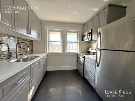 1225 Gladstone Upper - Photo 2
