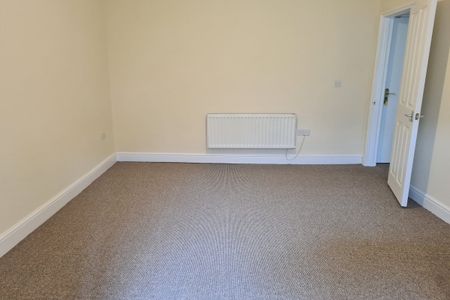 High Street - Photo 3