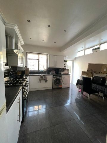 5 Bed Terraced House, Clacton Road, E6 - Photo 5