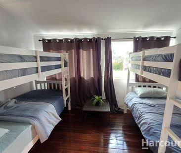 Charming 4-Bedroom Queenslander with Stunning Foreshore Views - Jus... - Photo 1