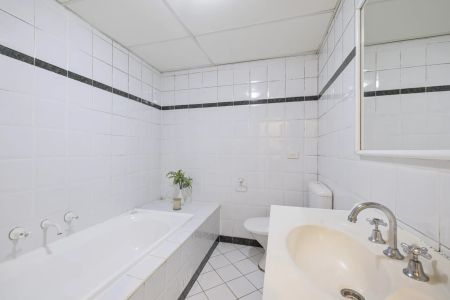 Modern Apartment with Expansive Wrap-Around Balcony – Prime Hornsby Location - Photo 4