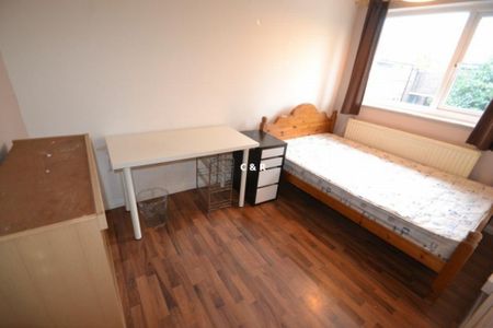 4 bedroom end of terrace house to rent - Photo 2