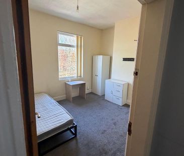 4 bedroom house of multiple occupation to rent - Photo 2