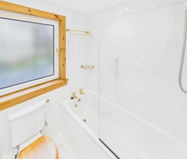 4 bedroom detached house to rent - Photo 3