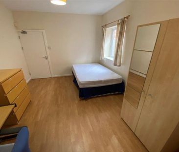 4 bedroom semi-detached house to rent - Photo 4