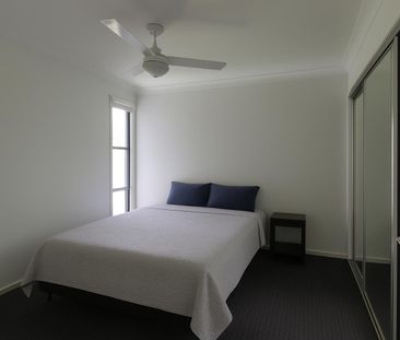 Spacious 4-Bedroom Townhouse with Double Garage - Photo 5