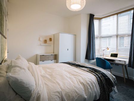 Wonderful 6 Bedroom Charactered Home located in the town centre of Lancaster Room 1 - Photo 3