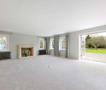 Handsome Grade II listed family home boasting beautifully presented... - Photo 1