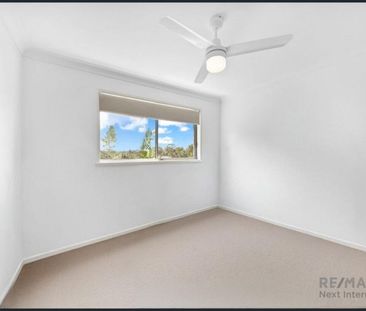 Sophisticated Living: Exceptional Townhouse in Prestigious Marsden ... - Photo 2