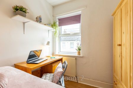 Room 1 - Photo 3