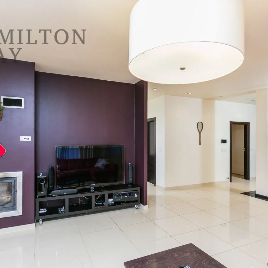 Atrakcyjny dom w zabudowie bliźniaczej na zamkniętym osiedlu na Wilanowie - Photo 1