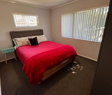 Chic 2BR Pakuranga Retreat w/ AirCon - Photo 1