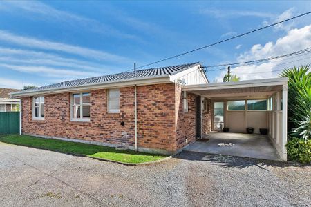 Central 2 bedroom home with lovely garden - Photo 5