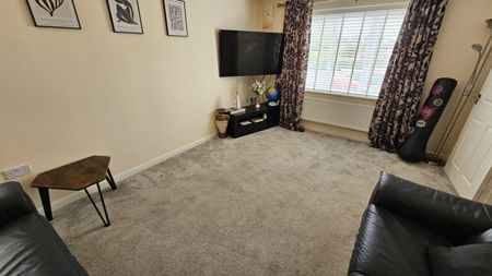 4 bed Detached - To Let - Photo 2