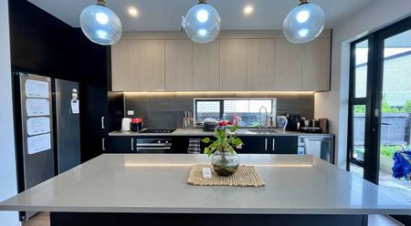 3 Bedroom home in Hobsonville with two carparks! - Photo 2