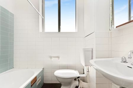 SPACIOUS SUNNY STUDIO IN GREAT LOCATION - Photo 4