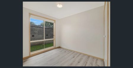 Spacious Townhouse - Photo 4