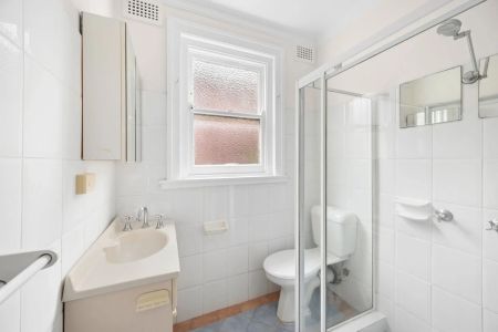 Bright Two-Bedroom Apartment with Garage Inspect Now - 0401 950 044 - Photo 5