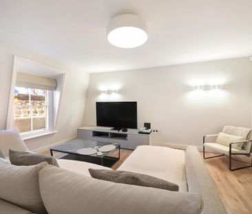 Elegant South Kensington living. A spacious 3-bedroom period apartment in prime location. - Photo 4