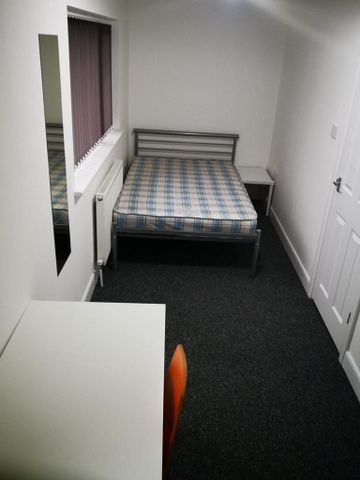 5 bedroom semi-detached house to rent - Photo 2