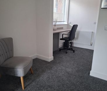 Room to let in newly refurbished HMO – Heneage Road - Photo 3
