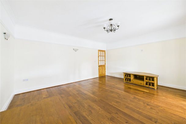 2 bedroom Bungalow in Finchampstead Road, Wokingham - Photo 1