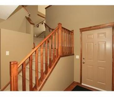 2-storey home with over 2200 sq ft of living space in Panorama! - Photo 6