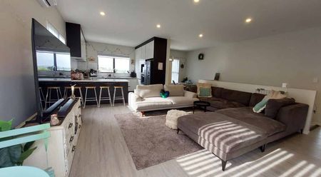 Spacious 5-Bedroom Home with Versatile Living & Stunning Rural Views - Photo 2