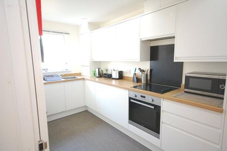 3 bedroom flat to rent - Photo 5