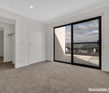 Modern and Spacious 4-Bedroom Townhouse - Photo 4