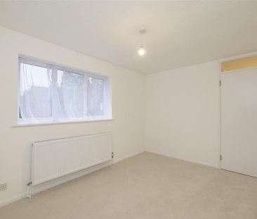 4 bedroom semi-detached house to rent - Photo 4