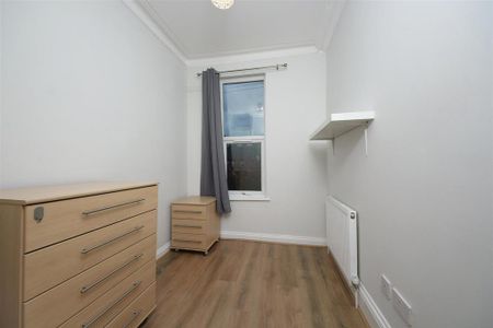 4 bedroom flat to rent - Photo 4